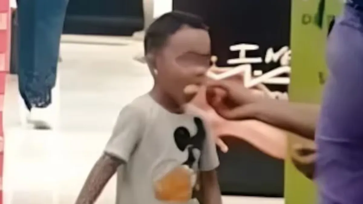 La foto muestra a un niño de características similares a Loan en un shopping de Barranquilla. La foto muestra a un niño de características similares a Loan en un shopping de Barranquilla.