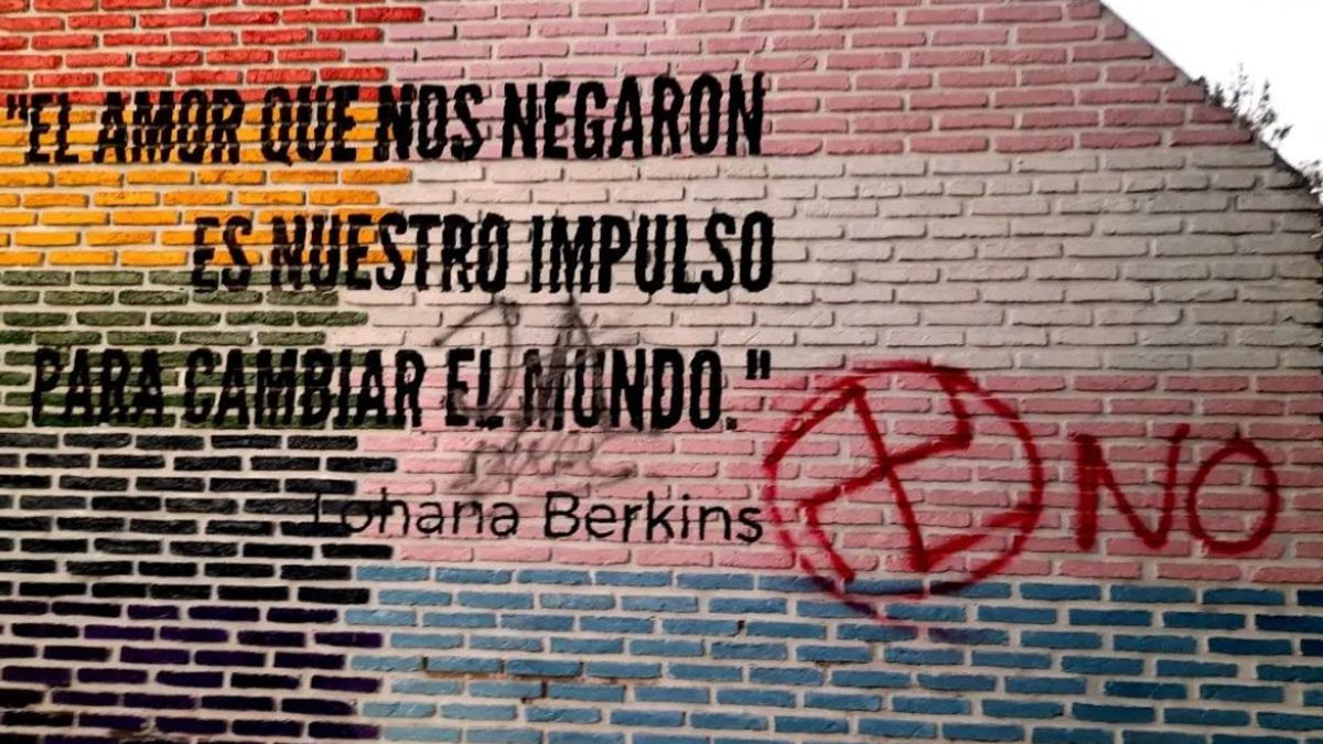 El mural de Laguna Paiva fue vandalizado.