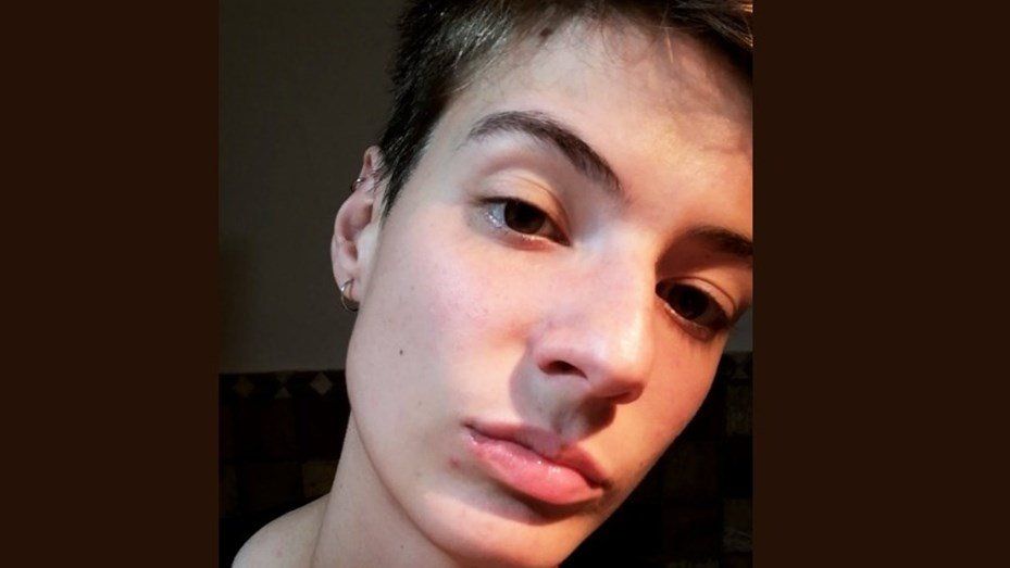 Le cuenta a su familia por whatsapp que “ya no es Ángela, es Ángel”