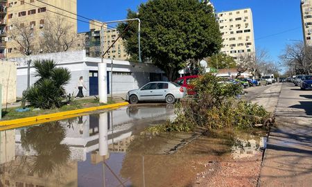 La gran pérdida de agua se registra frente a la Comisaría 25. La gran pérdida de agua se registra frente a la Comisaría 25.