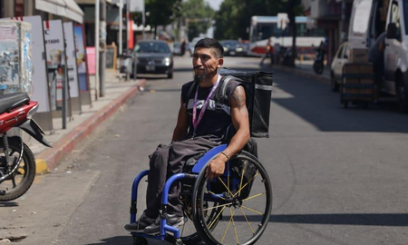 Trabaja como repartidor en silla de ruedas y tiene un hijo. Trabaja como repartidor en silla de ruedas y tiene un hijo.