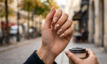 Las velvet nails o uñas de terciopelo con brillo difuso y efecto magnético son una de las tendencias más fuertes de 2026. Las velvet nails o uñas de terciopelo con brillo difuso y efecto magnético son una de las tendencias más fuertes de 2026.
