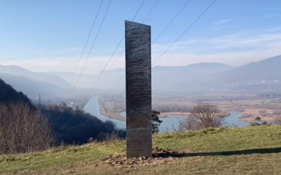 Un monolito casi idéntico al de Utah apareció en Rumania