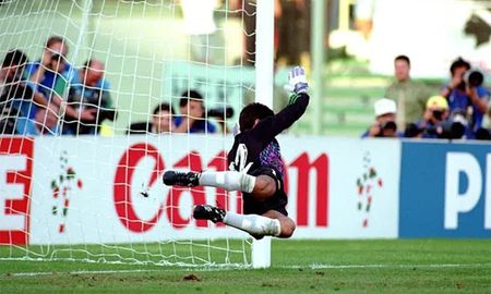 Goycochea salvó a Maradona. Tapó dos penales para la clasificación argentina a las semifinales de la Copa del Mundo de Italia 90. Goycochea salvó a Maradona. Tapó dos penales para la clasificación argentina a las semifinales de la Copa del Mundo de Italia 90.