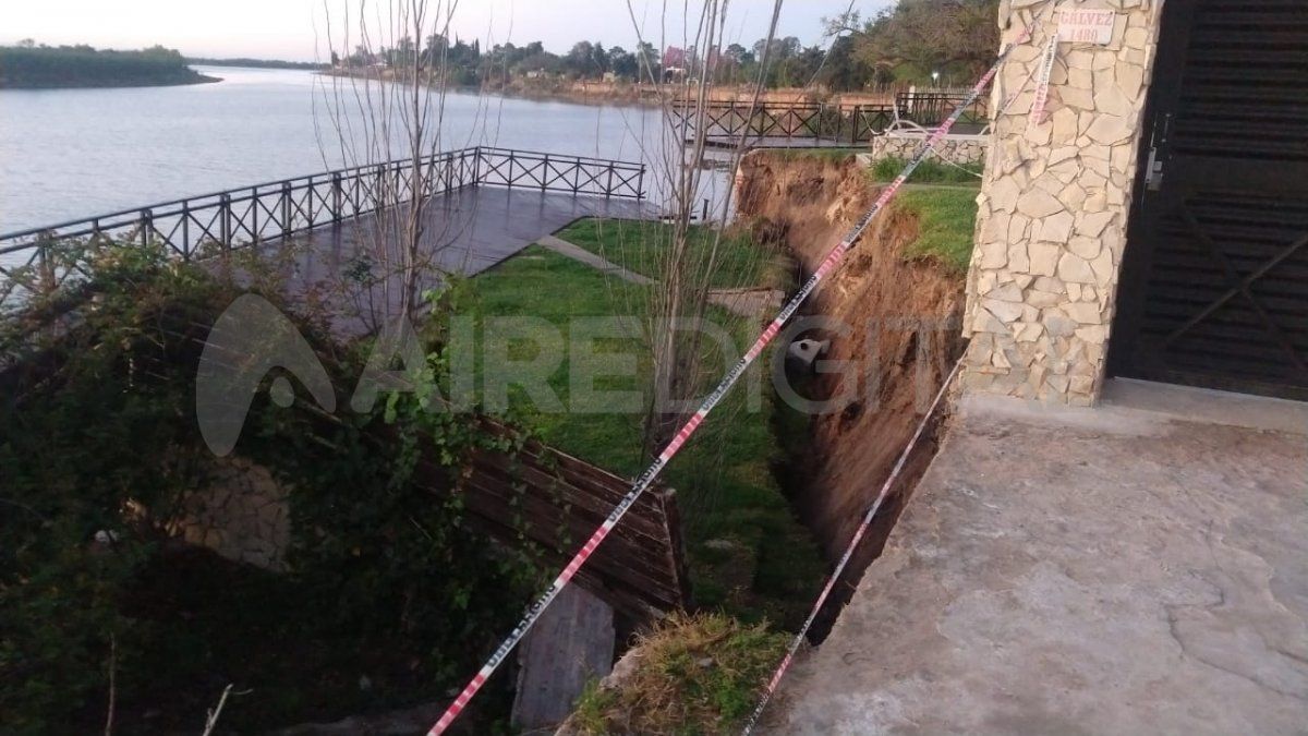 Por la pronunciada bajante del río Coronda, los movimientos de terrenos y la tierra que se reseca arman el combo propicio para que se produzcan desmoronamientos.