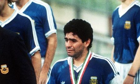 Carlos Salvador Bilardo acompaña en todo momento a Diego Armando Maradona, en la entrega de premios tras la final. Carlos Salvador Bilardo acompaña en todo momento a Diego Armando Maradona, en la entrega de premios tras la final.