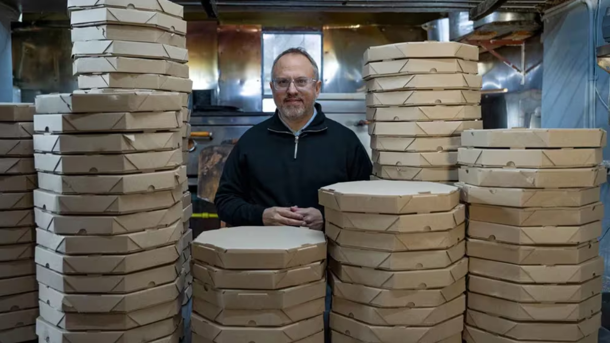 Detrás de cajas de pizza