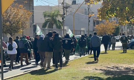 Los trabajadores nucleados en la Unión de Trabajadores Municipales (UTRAM) protagonizaron este mediodía una masiva movilización por las calles del centro de la ciudad de Santa Fe. Los trabajadores nucleados en la Unión de Trabajadores Municipales (UTRAM) protagonizaron este mediodía una masiva movilización por las calles del centro de la ciudad de Santa Fe.