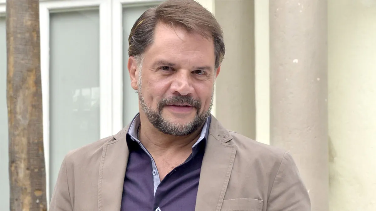 El mundo de las telenovelas mexicanas lo catapultó mediáticamente en los años noventa. Hoy, acusado de abusar sexualmente de su hija, Alexa Parra.