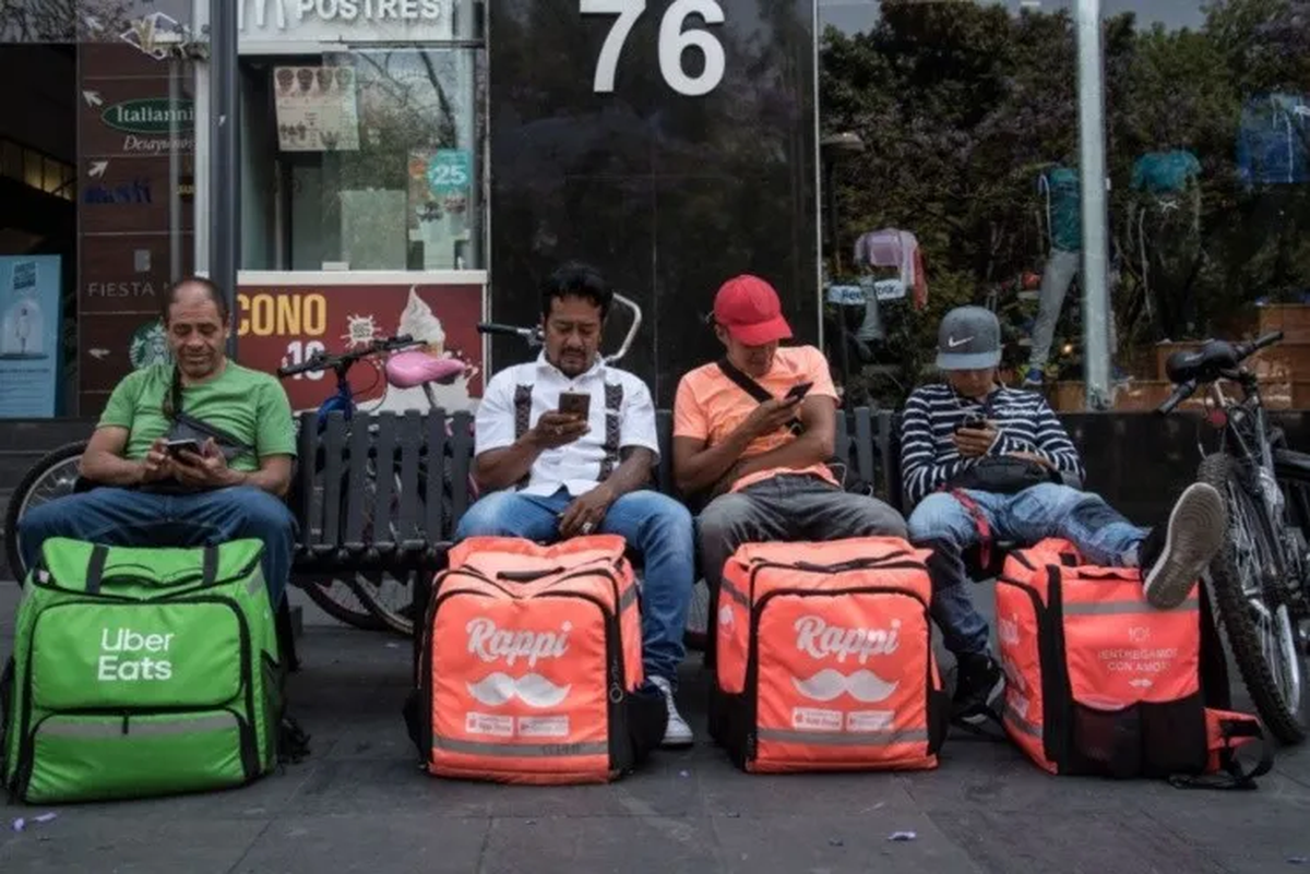 El maltrato que sufren los repartidores de comida rápida.