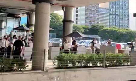 Video viral: un cliente amenazó con cuchillos al mozo para no pagar la cuenta . Video viral: un cliente amenazó con cuchillos al mozo para no pagar la cuenta .