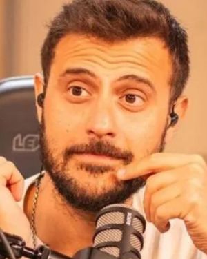 El conductor relató la incómoda agresión que sufrió en el exterior. El conductor relató la incómoda agresión que sufrió en el exterior.