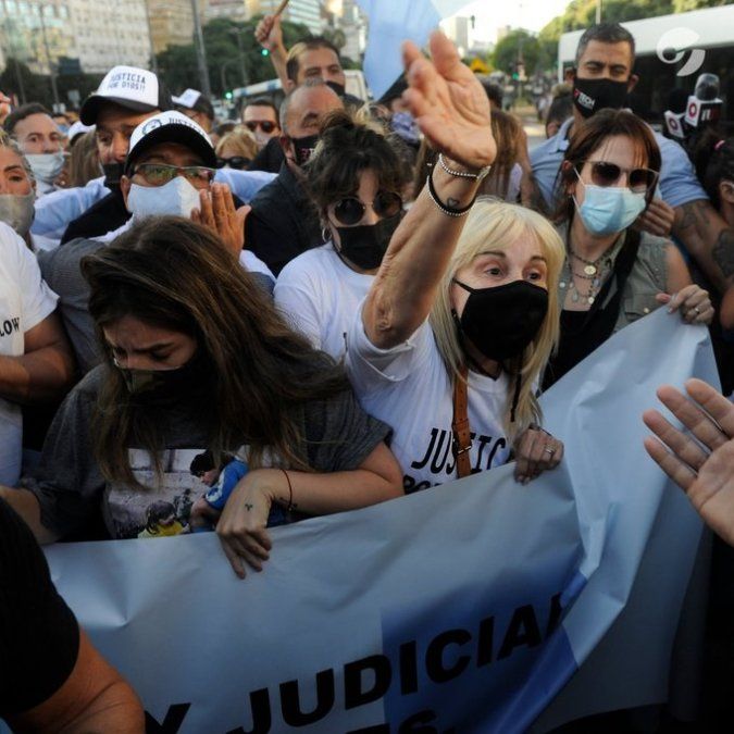 Claudia Villafañe, Dalma Maradona y Gianinna Maradona presentes en la marcha pidiendo justicia por la muerte del excapitán de la Selección Argentina.