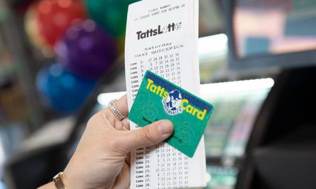 Ocho compañeros ganan 4 millones en la lotería y todos van el día después a trabajar