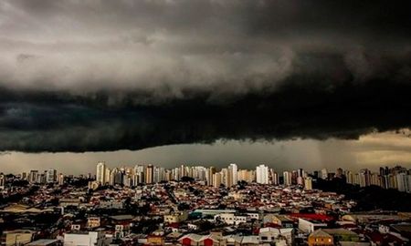 La lluvia oscura fue registrada en el interior del estado de Santa Catarina, a unos 200 kilómetros de la frontera con la provincia de Misiones. La lluvia oscura fue registrada en el interior del estado de Santa Catarina, a unos 200 kilómetros de la frontera con la provincia de Misiones.