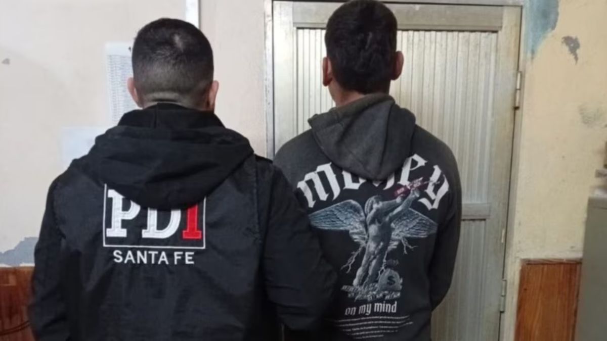 La Policía de Investigaciones (PDI) y grupos tácticos de la Policía de Santa Fe detuvo este jueves al sospechoso sindicado de participar en el crimen. Se trata de M.N.V. de 22 años. La Policía de Investigaciones (PDI) y grupos tácticos de la Policía de Santa Fe detuvo este jueves al sospechoso sindicado de participar en el crimen. Se trata de M.N.V. de 22 años.