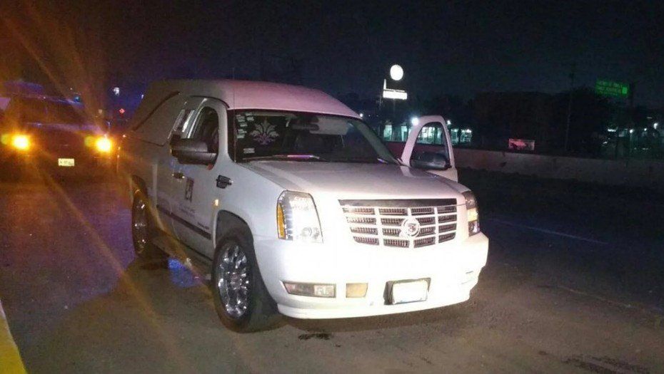 Robó un coche fúnebre con un cadáver adentro