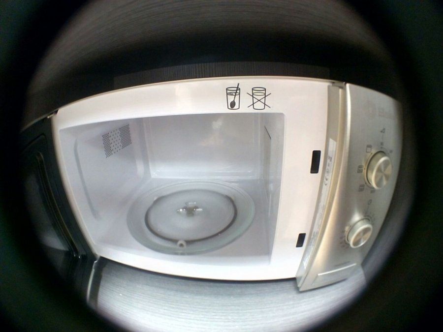 ¡Insólito! Descubrí por qué aconsejan meter una cuchara en el microondas