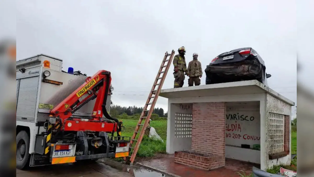 Quién es el conductor del auto que se subió a una garita