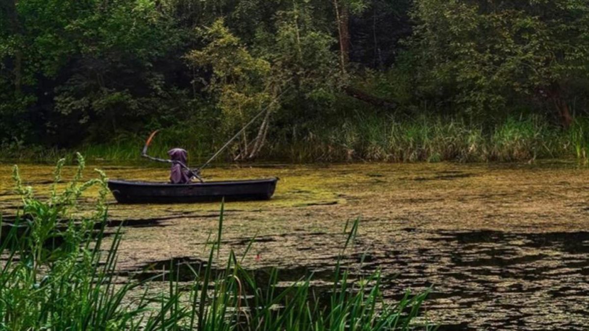 La figura asusta tanto a la gente que deciden alejarse.