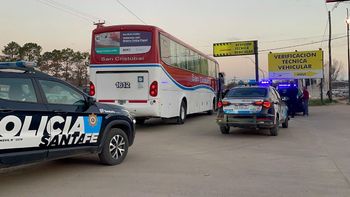 La policía interceptó un colectivo y arrestó a dos hombres por un robo a un supermercado