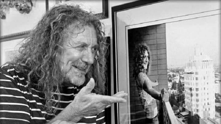 Robert Plant se interesó por el canto y desde los 13 años se uniría a diversos grupos, con un especial interés por la música blues.