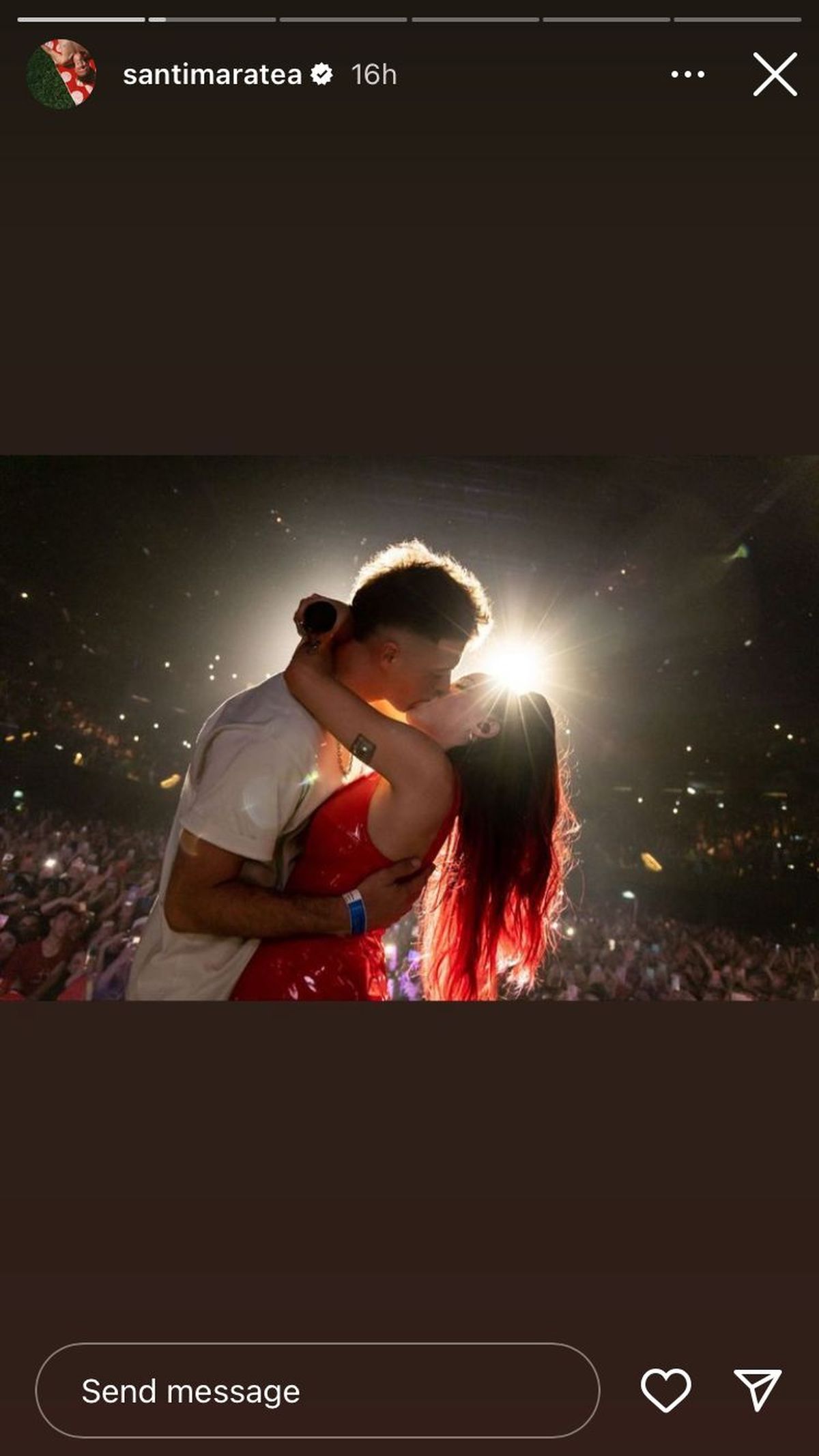 Santi Maratea recordó el apasionado beso que se dio con Lali Espósito el año pasado en un show del Disciplina Tour.