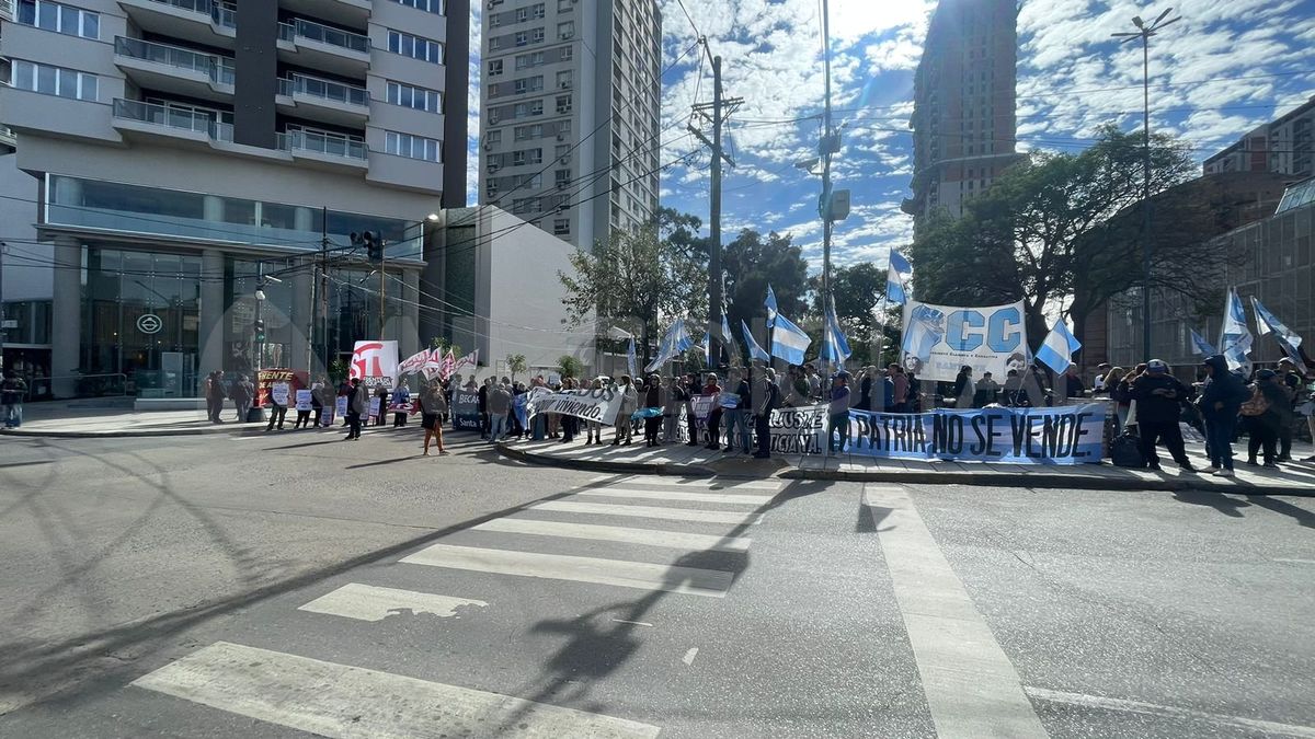 Decenas de personas cortaron el tránsito de calle Pedro Vittori hacia el norte