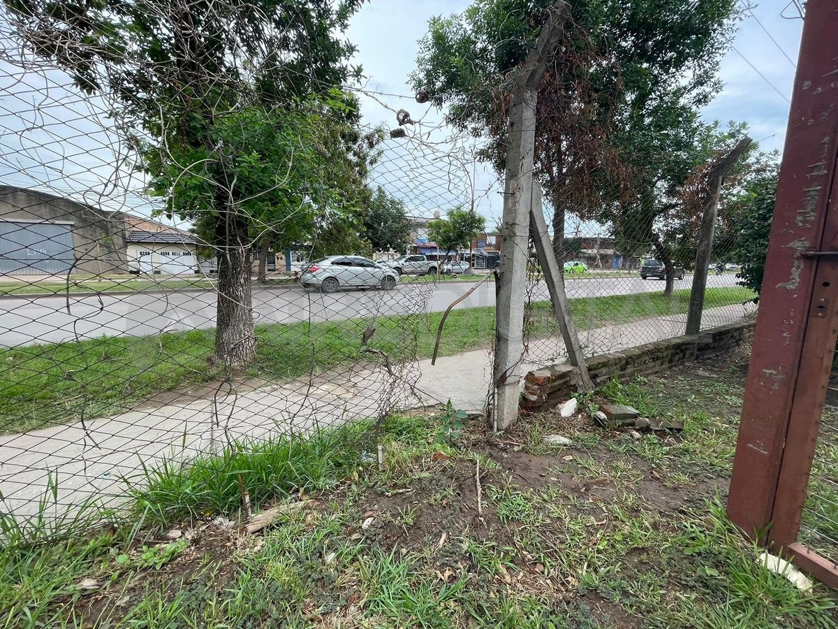 Los malvivientes rompieron parte de la reja de la parroquia. Los malvivientes rompieron parte de la reja de la parroquia.