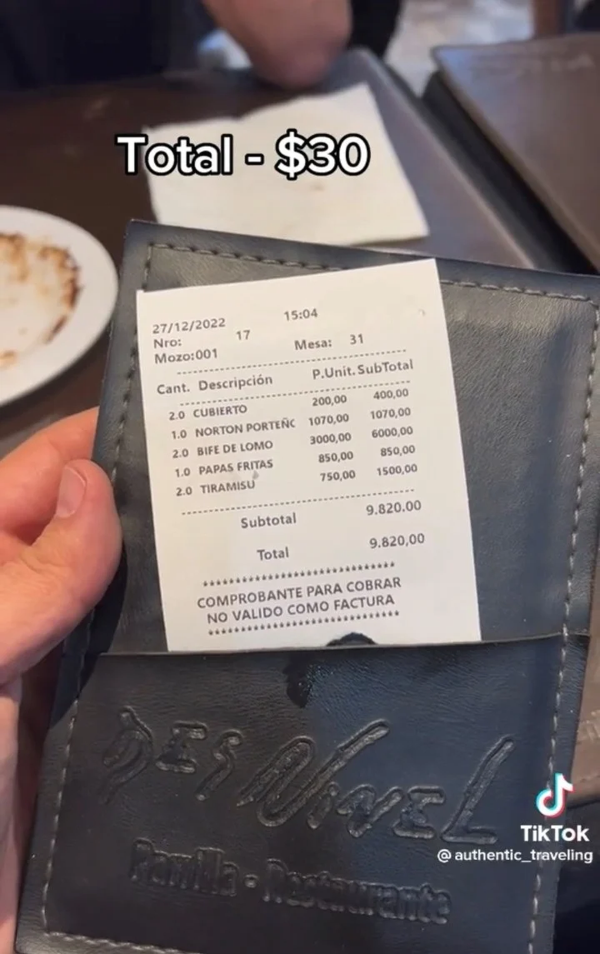 Chris se quedó sorprendido cuando llegó la hora de pagar la cuenta. Chris se quedó sorprendido cuando llegó la hora de pagar la cuenta.