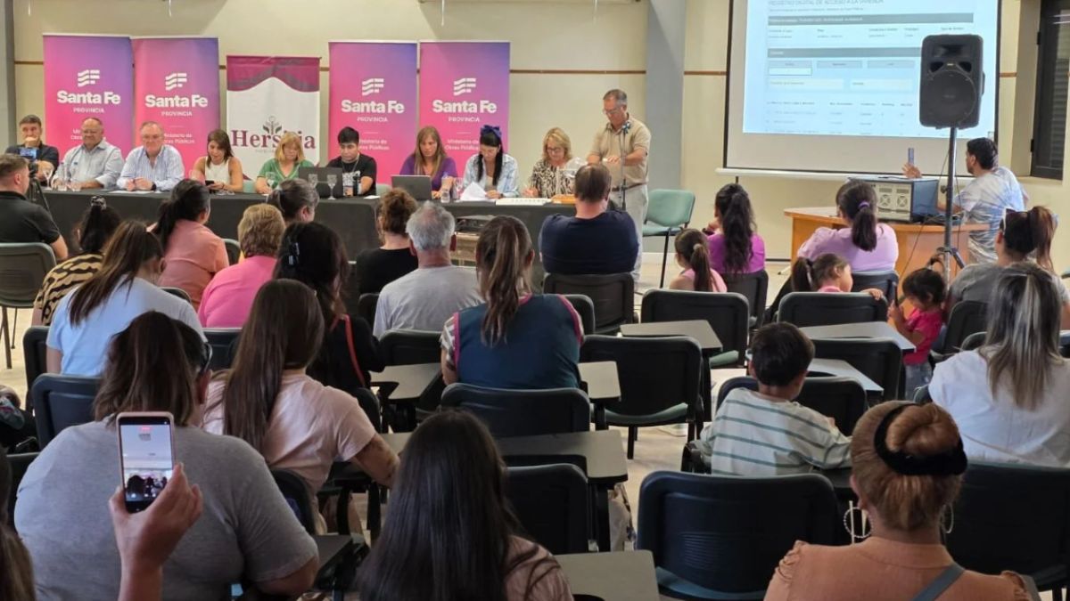 En Hersilia se realizó el sorteo de 10 viviendas construidas por administración comunal, en el marco de programas habitacionales de la provincia de Santa Fe. En Hersilia se realizó el sorteo de 10 viviendas construidas por administración comunal, en el marco de programas habitacionales de la provincia de Santa Fe.