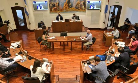 Este lunes, el intendente de la ciudad, Emilio Jatón presentó ante los concejales santafesinos el proyecto de presupuesto 2021. De la iniciativa se destacan, entre otros puntos, el incremento de recursos de un 27% respecto del actual ejercicio y la concreción de obras emblemáticas como el agua potable para Colastiné sur y las primeras intervenciones en Av. Galicia. A su vez, se estableció que no habrá aumentos de las tasas. Este lunes, el intendente de la ciudad, Emilio Jatón presentó ante los concejales santafesinos el proyecto de presupuesto 2021. De la iniciativa se destacan, entre otros puntos, el incremento de recursos de un 27% respecto del actual ejercicio y la concreción de obras emblemáticas como el agua potable para Colastiné sur y las primeras intervenciones en Av. Galicia. A su vez, se estableció que no habrá aumentos de las tasas.