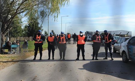 Más de 100 efectivos policiales realizaban este jueves un rastrillaje en dos predios ubicados en la localidad bonaerense de San Vicente en busca de restos de Tehuel De la Torre. Más de 100 efectivos policiales realizaban este jueves un rastrillaje en dos predios ubicados en la localidad bonaerense de San Vicente en busca de restos de Tehuel De la Torre.