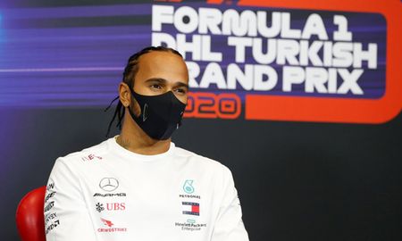 Lewis Hamilton no está recuperado 100% del coronavirus y su presencia en el último GP del año en la Fórmula 1 es una incógnita. Lewis Hamilton no está recuperado 100% del coronavirus y su presencia en el último GP del año en la Fórmula 1 es una incógnita.