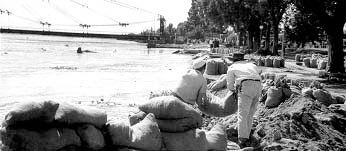 Con bolsas de arena, operarios de la Municipalidad de Santa Fe, intentaban detener los socavones que estaban derrumbando día a día distintos sectores del Parque Oroño mientras se aguardaba el pico de la creciente que arribó el 17 de Marzo de ese año.