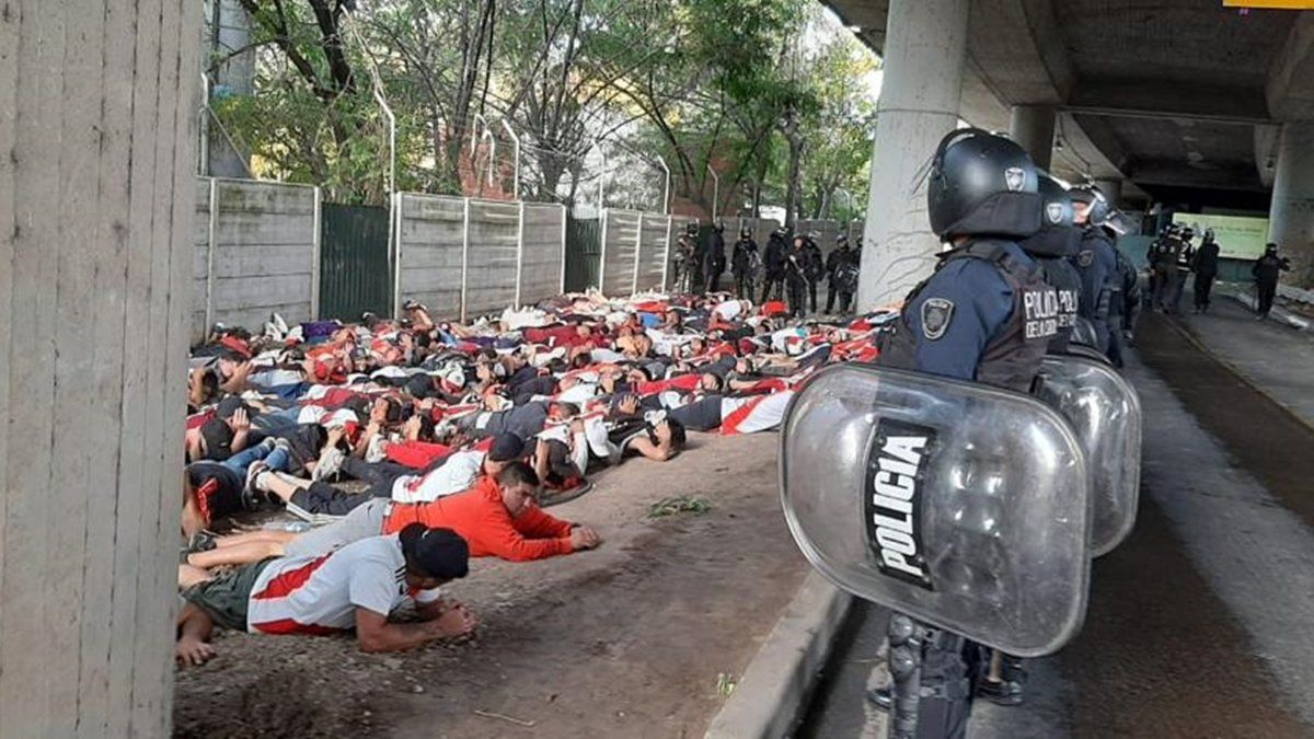 Sobre los 150 barras de River detenidos pesa el derecho de admisión.