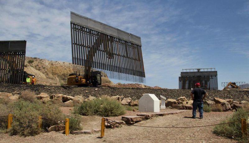 Simpatizantes de Trump construyen un muro privado en la frontera con México
