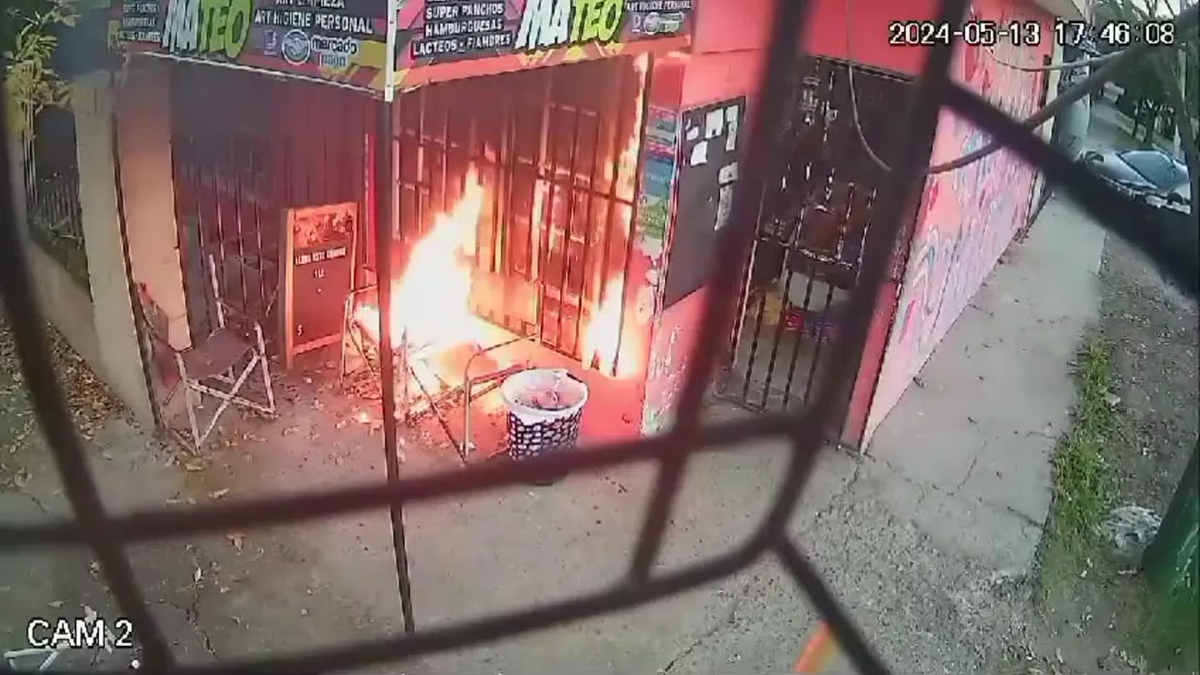 El acusado arrojó una botella prendida fuego para incendiar el local.