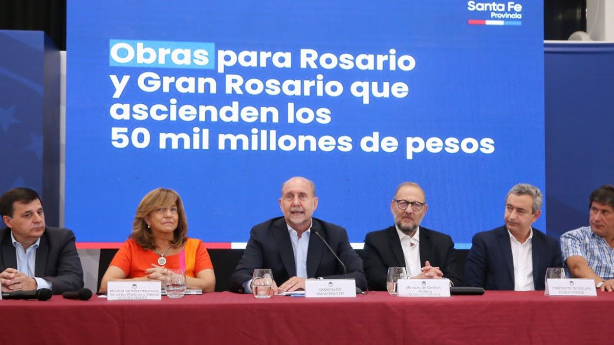 El paquete de obras lo anunció el gobernador Perotti, la ministra de Infraestructura Silvina Frana y el ministro coordinador Marcos Corach. Sentaron a la mesa a dos intendentes de distinta pertenencia política. El de Rosario Pablo Javkin, del Frente Progresista y Roly Santacrocce.