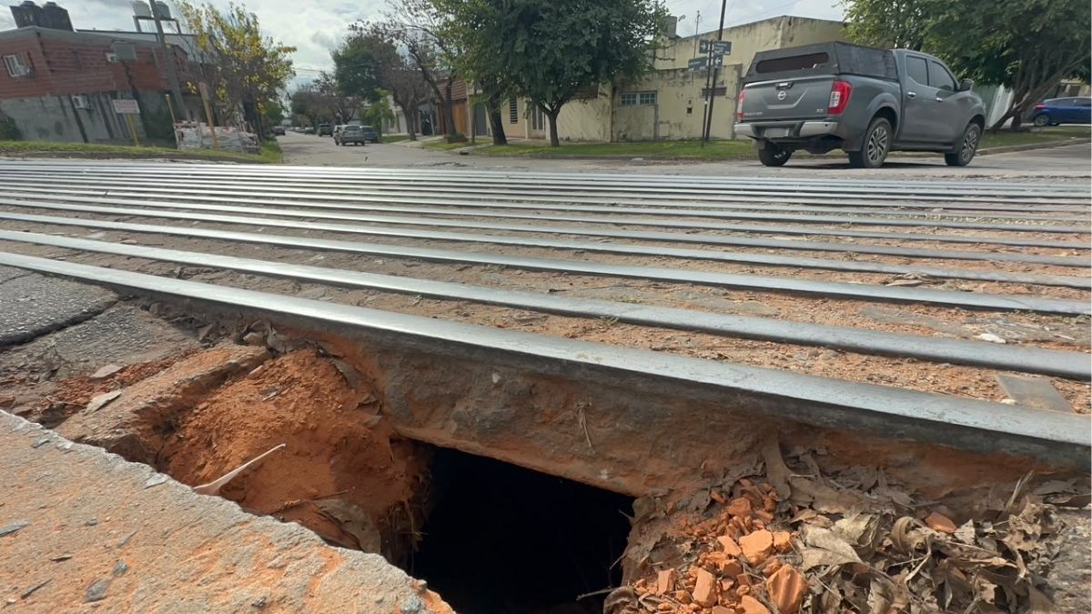 Vecinos advirtieron sobre un importante socavón que se formó al costado del paso a nivel de Iturraspe y 4 de Enero
