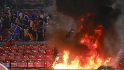 altText(Violencia sin fin: barrabravas provocaron un incendio en el estadio)}