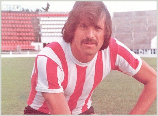 Leopoldo Luque nació en la ciudad de Santa Fe el 3 de mayo de 1949. Fue uno de los más grandes centrodelanteros del fútbol argentino, brilló en Unión, en River y quedó en la historia por los cuatro goles que aportó para la conquista del Mundial de Argentina 1978. Su último club antes de retirarse fue Deportivo Maipú.