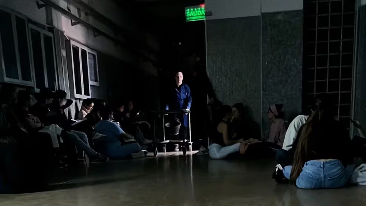 En la antesala de un aula de la UBA, los estudiantes de Medicina esperan a oscuras. En la antesala de un aula de la UBA, los estudiantes de Medicina esperan a oscuras.