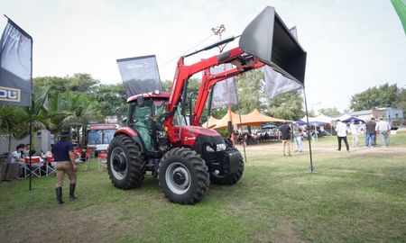 Criolani presentó en TodoLáctea el tractor Case 100 HP 4x4 con joystick y pala frontal en TodoLáctea. Criolani presentó en TodoLáctea el tractor Case 100 HP 4x4 con joystick y pala frontal en TodoLáctea.