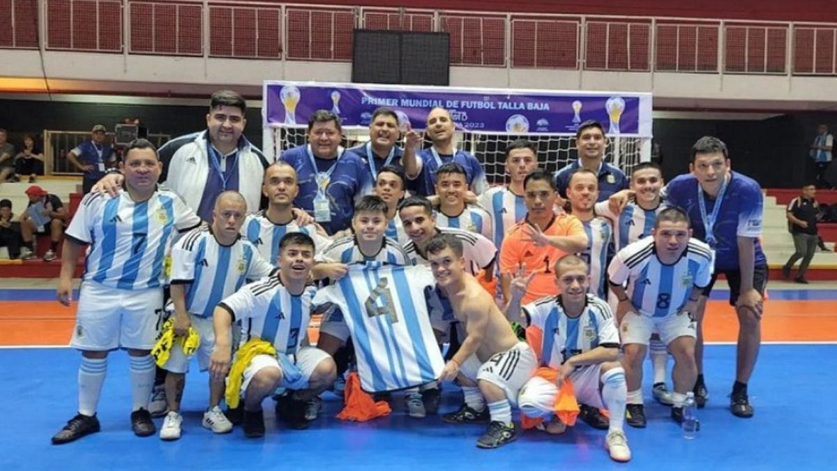 Los jugadores paraguayos abandonaron la cancha por estar disconformes con los fallos arbitrales. 