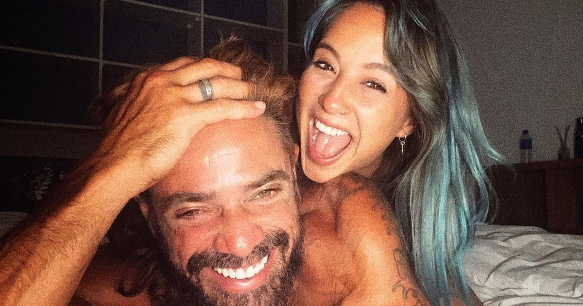 Flor Vigna le agradeció la romántica dedicatoria al actor con un clip donde cantan un hit de Adele. 