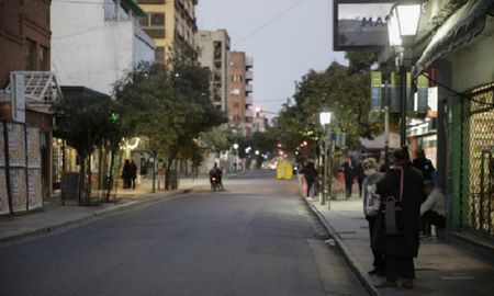 Una calle de la capital tucumana, casi desierta, en plena cuarentena Una calle de la capital tucumana, casi desierta, en plena cuarentena