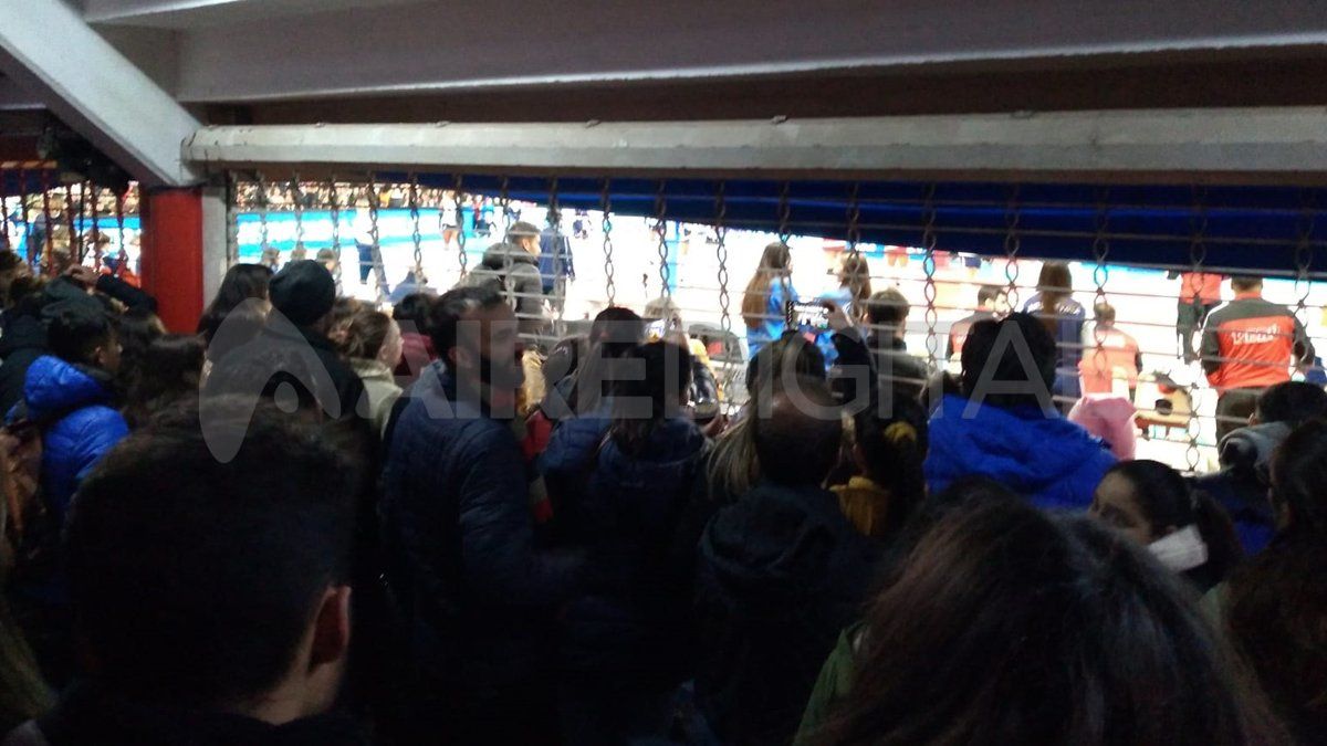 En uno de los accesos al estadio cubierto de Unión se formó un cuello de botella que generó demoras en el ingreso de la gente. 