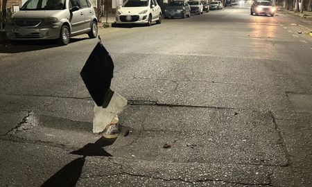 Los vecinos de barrio Sur improvisaron una señal con un bidón, un palo de escoba y bolsas de residuos. Los vecinos de barrio Sur improvisaron una señal con un bidón, un palo de escoba y bolsas de residuos.