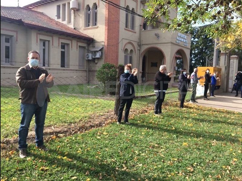 Para concientizar a la población, los trabajadores decidieron realizar un abrazo simbólico.